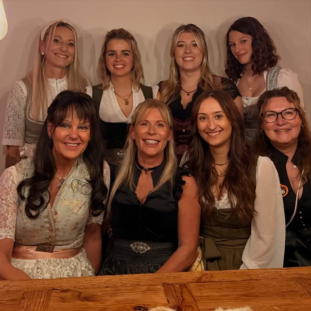 Das Team der Haarschneiderei in Dirndl beim Herbstfest