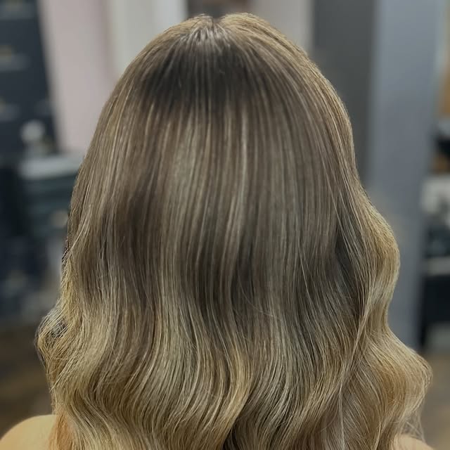 Gewelltes Balayage-Haar, Rückenansicht